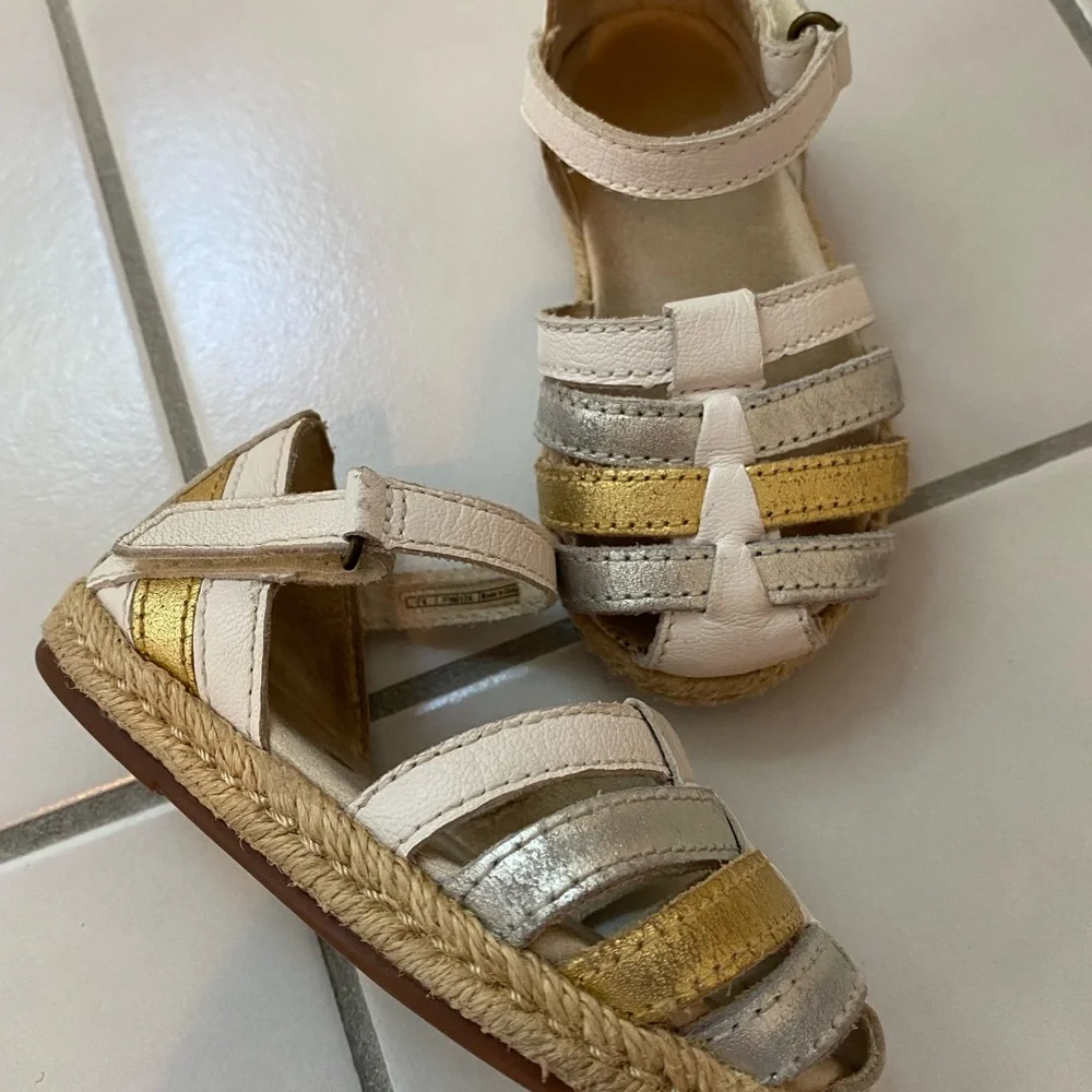 โญ๏ธHPโญ๏ธUGG espadrilles for your little fashionista! - Picture 1 of 4